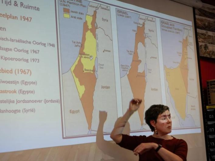In de krant! Het conflict in de klas: ‘Hoe komt het dat Israël steeds groter wordt?’
